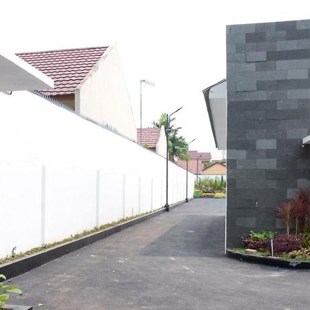 RedDoorz Plus near UNIMED Medan Exterior foto