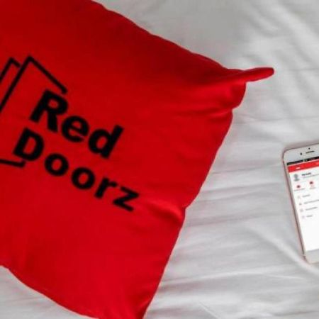 RedDoorz Plus near UNIMED Medan Exterior foto