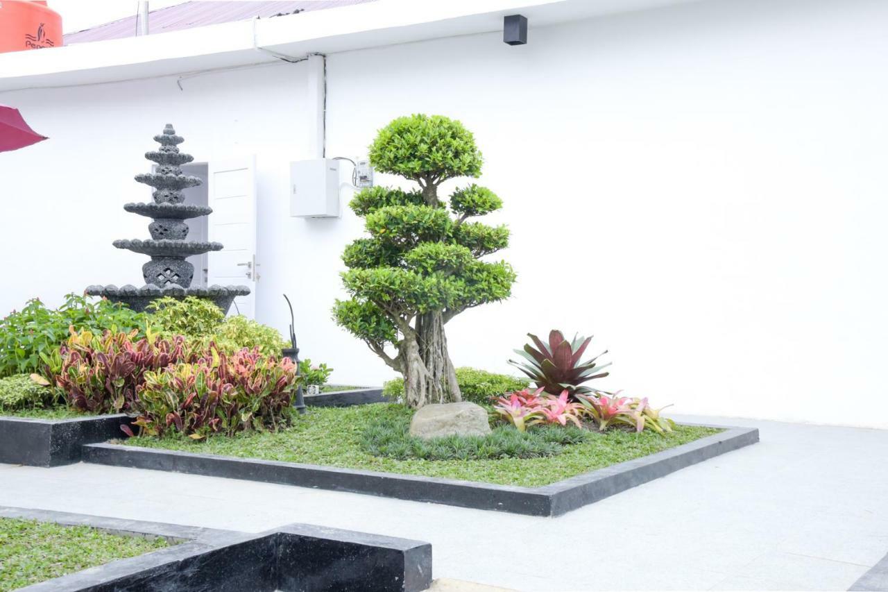 RedDoorz Plus near UNIMED Medan Exterior foto